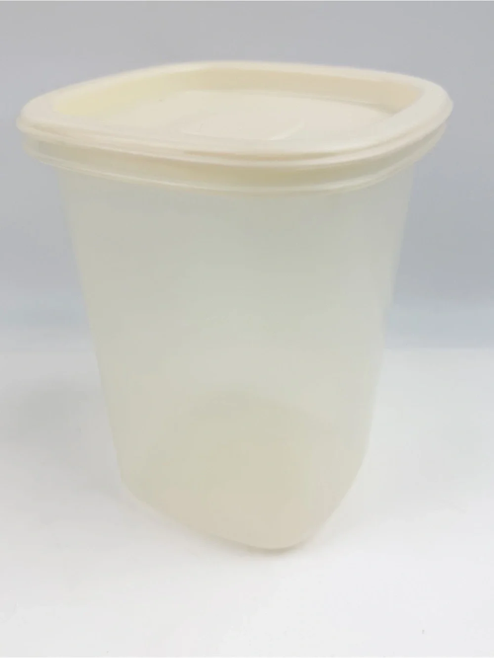 Rubbermaid #8 Servin Saver Canister Almond Lid 1.8 Pint Square Vintage VGC